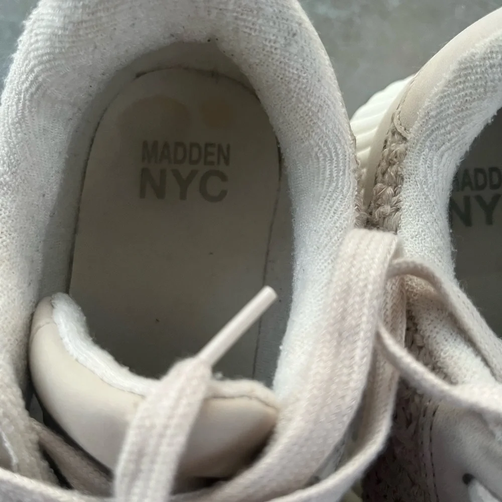 MADDEN NYC Women's Cream Lace-Up Sneakers SIZE 11